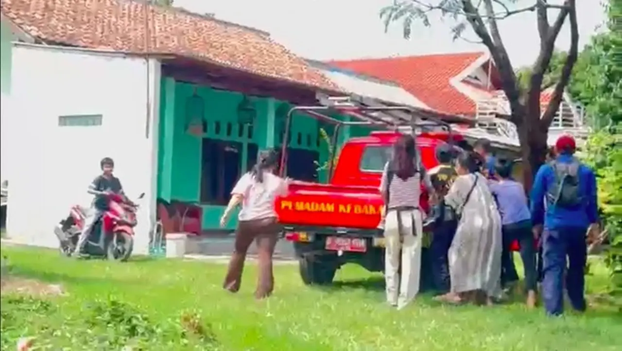 Foto: Ortu Di Bekasi Menelepon Damkar Untuk Meminta Bantuan Karena Anaaaknya Terus Menolak Disunat. Anak Usia Remaja Itu Pun Diantar Damkar Ke Mantri Sunat. (dok Istimewa)