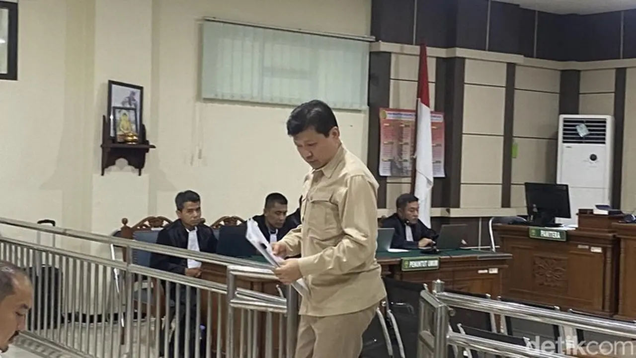 Foto: Terdakwa Iwan Setiawan Lukminto Dalam Sidang Eksepsi Kasus Korupsi Pt Sritex Di Pengadilan Tipikor, Kota Semarang, Senin (5/1/2026). (arina Zulfa Ul Haq/detikjateng)