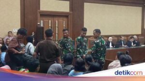 Hakim Heran Tiga Prajurit TNI Berdiri di Sidang Nadiem Makarim, Ini Penjelasan TNI