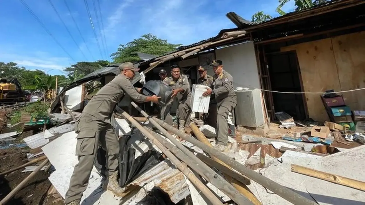 Foto: Satpol Pp Depok Menertibkan Bangunan Dan Lapak Pkl Liar Di Depok Sepanjang 2025. Ada 4.126 Bangunan Yang Dibongkar. (dok Istimewa).