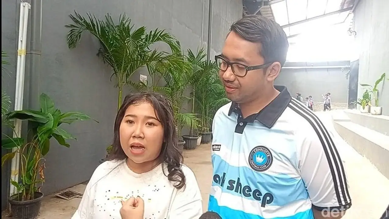 Kiky Saputri Dan Suaminya Saat Ditemui Di Kawasan Jakarta. Foto: Ahsan/detikhot