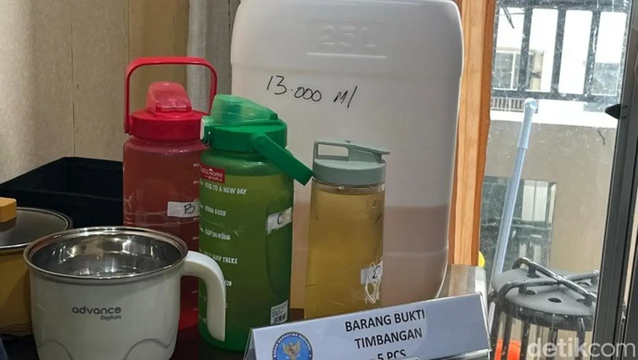 Bnn Membongkar 'dapur' Narkoba Yang Memproduksi Minuman Berasa Hingga Liquid Vape Berisi Etomidate. Barang Haram Itu Dijual Pelaku Rp 2 6 Juta Per Satuannya. (rumondang/detikcom)