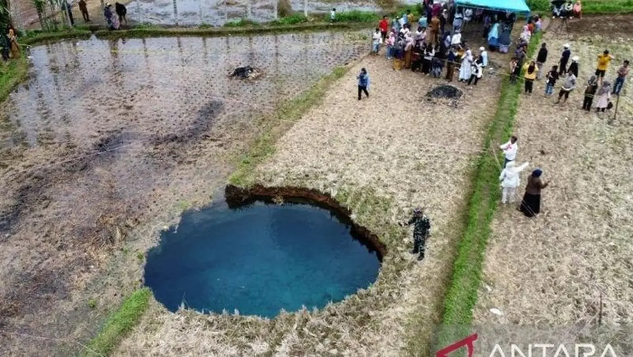 Foto: Warga Melihat Dari Jauh Sinkhole Di Nagari Situjua Batua, Limapuluh Kota, Sumbar. (antara/fandi Yogari)