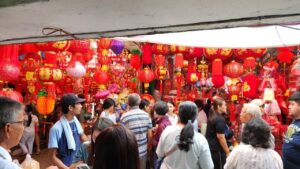 Jelang Imlek 2026, Glodok Pancoran Diserbu Warga, Pedagang Angpau dan Lampion Banjir Cuan