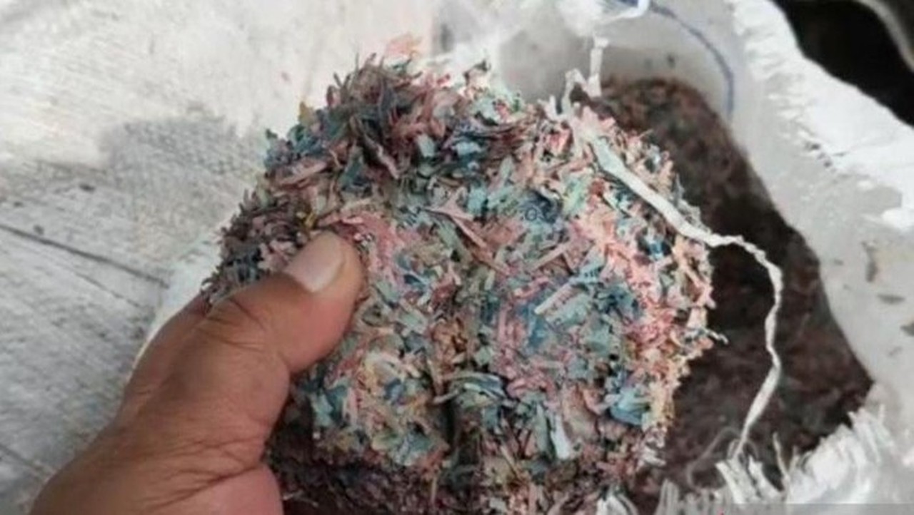 Polisi Selidiki Ribuan Potongan Kertas Diduga Uang di TPS Liar Bekasi, 21 Karung Diamankan