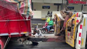 Truk Mogok di Gatot Subroto Lumpuhkan Lalu Lintas, Evakuasi Selesai