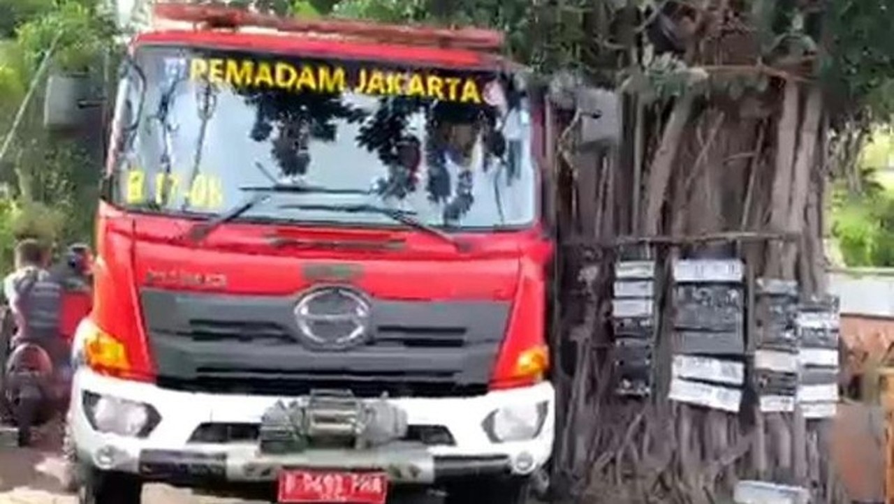 Warung di Pinggir Jalan Hambat Uji Coba Jalur Damkar di Permukiman Padat Palmerah