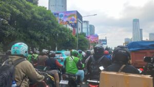 Truk Mogok Lumpuhkan Arus Lalu Lintas di Jalan Gatot Subroto Arah Semanggi