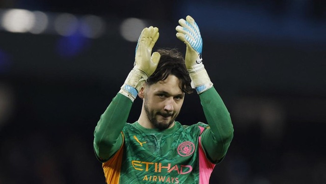 Pep Guardiola Pastikan James Trafford Jadi Starter di Final Carabao Cup Lawan Arsenal