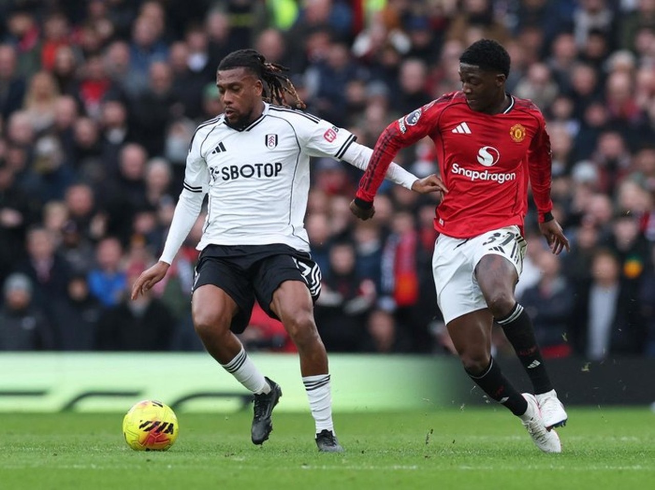 Alex Iwobi Akui Kekuatan Fisik Kobbie Mainoo Hancurkan Tangannya Saat Laga Fulham vs MU