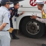 Tekan Angka Kecelakaan, Polisi Serang Gelar Ramp Check Bus di Jalan Jenderal Sudirman