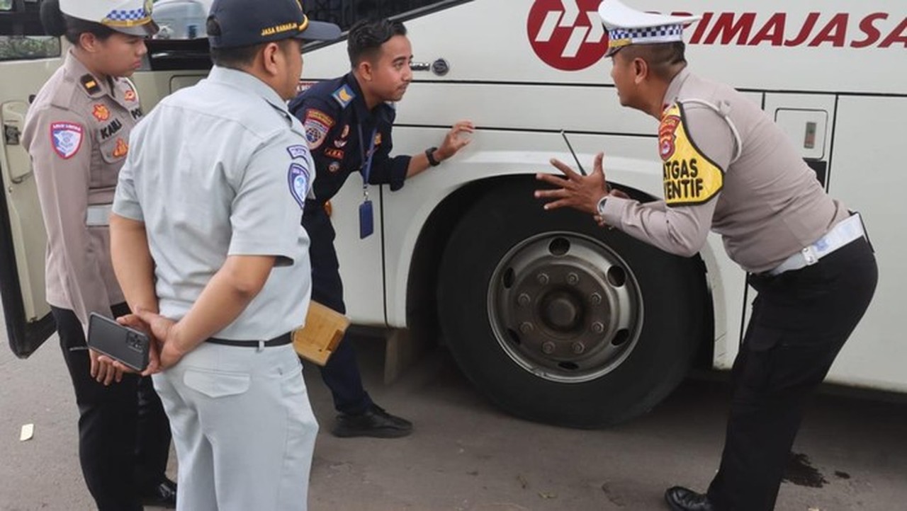 Tekan Angka Kecelakaan, Polisi Serang Gelar Ramp Check Bus di Jalan Jenderal Sudirman