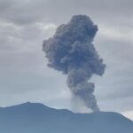 Gunung Marapi Erupsi 25 Detik, Warga dan Pendaki Diminta Jauhi Kawah 3 Km