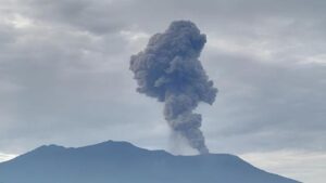 Gunung Marapi Erupsi 25 Detik, Warga dan Pendaki Diminta Jauhi Kawah 3 Km