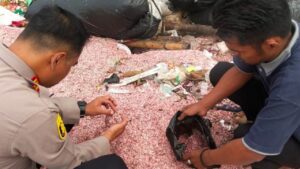 Cacahan Uang Asli Rp 100 Ribu dan Rp 50 Ribu Ditemukan di TPS Liar Bekasi