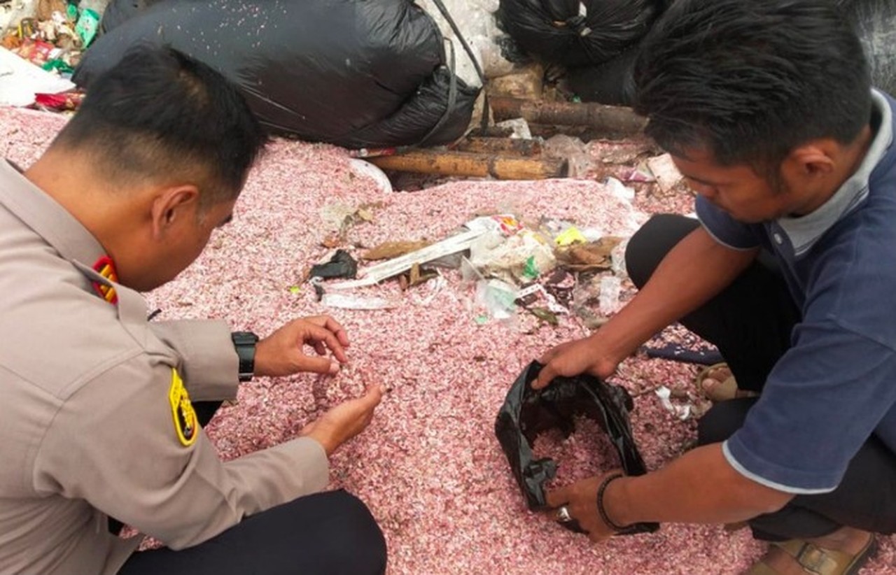 Polisi Selidiki Penemuan Cacahan Kertas Mirip Uang di TPS Liar Bekasi