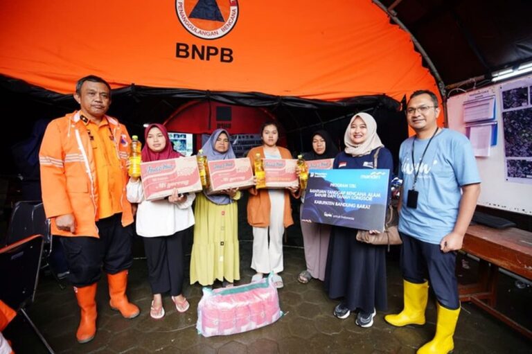 Bank Mandiri Kirim Bantuan Kemanusiaan untuk Korban Longsor Cisarua, Bandung Barat Bank Mandiri Kirim Bantuan Kemanusiaan untuk Korban Longsor Cisarua, Bandung Barat