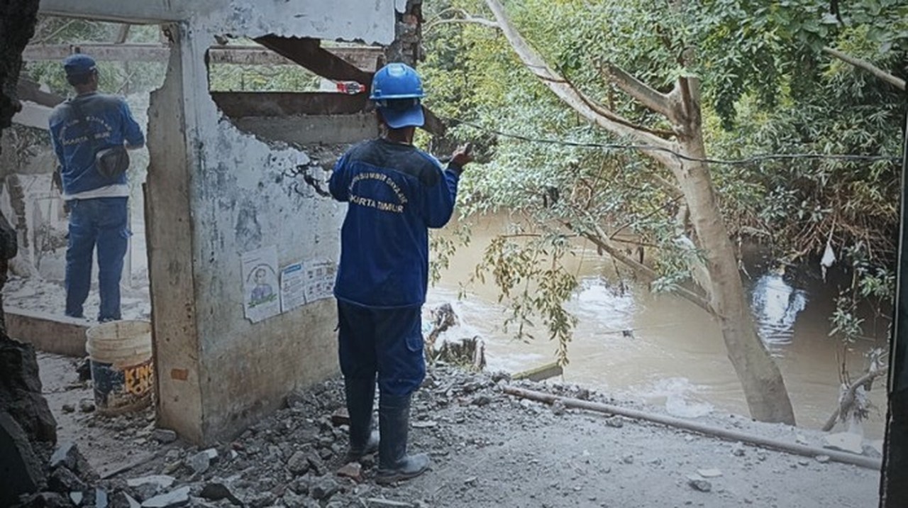 Normalisasi Ciliwung: Bangunan Liar di Cawang Dibongkar untuk Atasi Banjir Jakarta