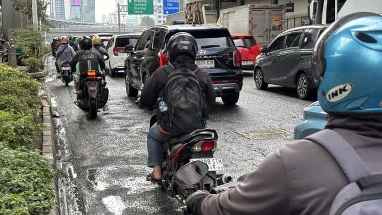 Jalan Gatot Subroto Jakarta Selatan Berlubang, Warga Keluhkan Kondisi Aspal yang Tak Merata