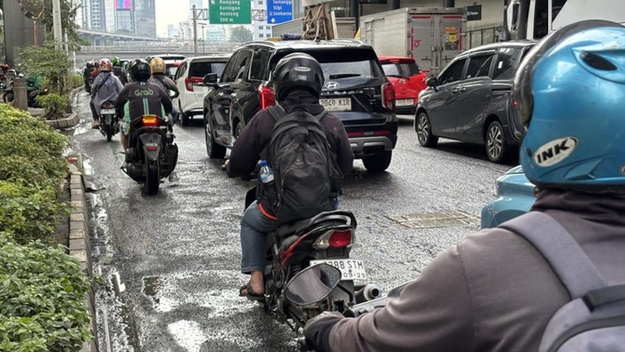 Jalan Gatot Subroto Jakarta Selatan Berlubang, Warga Keluhkan Kondisi Aspal yang Tak Merata