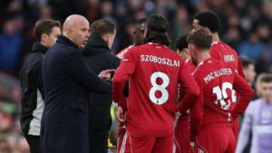 Jamie Carragher Bela Arne Slot: Gaya Main Liverpool Lebih Berharga dari Sekadar Trofi