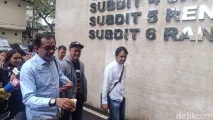 Pandji Pragiwaksono Klarifikasi Materi ‘Mens Rea’ di Polda Metro Jaya Didampingi Pengacara