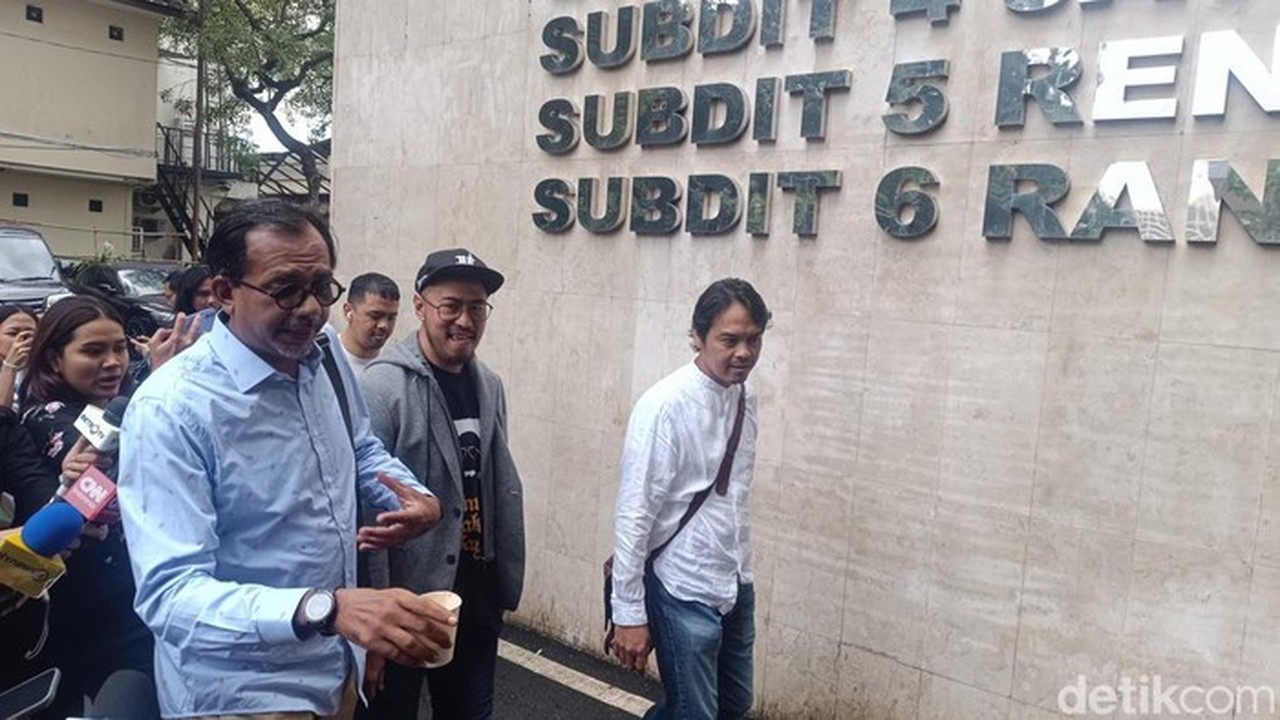 Pandji Pragiwaksono Klarifikasi Materi ‘Mens Rea’ di Polda Metro Jaya Didampingi Pengacara