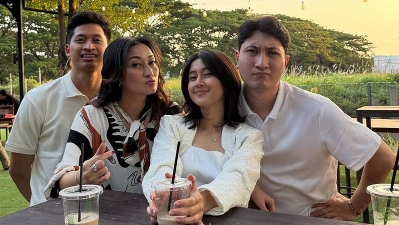 Keisya Levronka Dampingi Ibu Cari Keadilan atas Jatuhnya Sang Adik dari Gedung Kampus Keisya Levronka Dampingi Ibu Cari Keadilan atas Jatuhnya Sang Adik dari Gedung Kampus