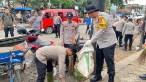 Selokan Pasar Ciruas Mampet Akibat Sampah, Kapolres Serang Ingatkan Pedagang Jaga Kebersihan