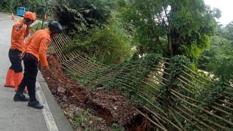 Tebing 20 Meter Longsor di Jasinga-Bogor, Akses Jalan Terpaksa Ditutup Sebagian