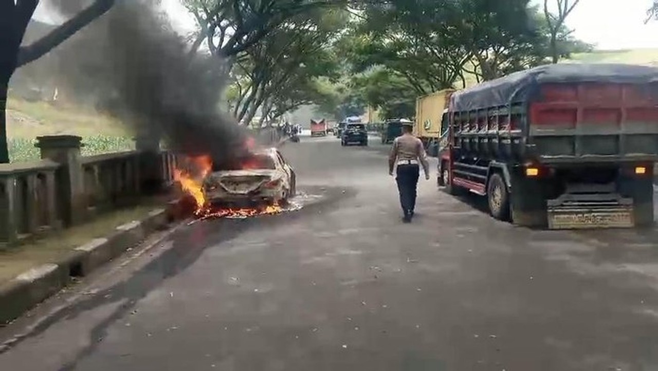 Mobil Mercy Terbakar di Nagreg Bandung, Pengemudi Tewas Terjebak di Dalamnya
