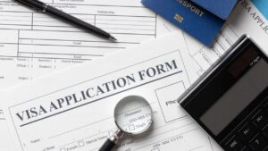 Global Citizen of Indonesia vs. Golden Visa: Perbedaan Mendalam Izin Tinggal Jangka Panjang untuk WNA