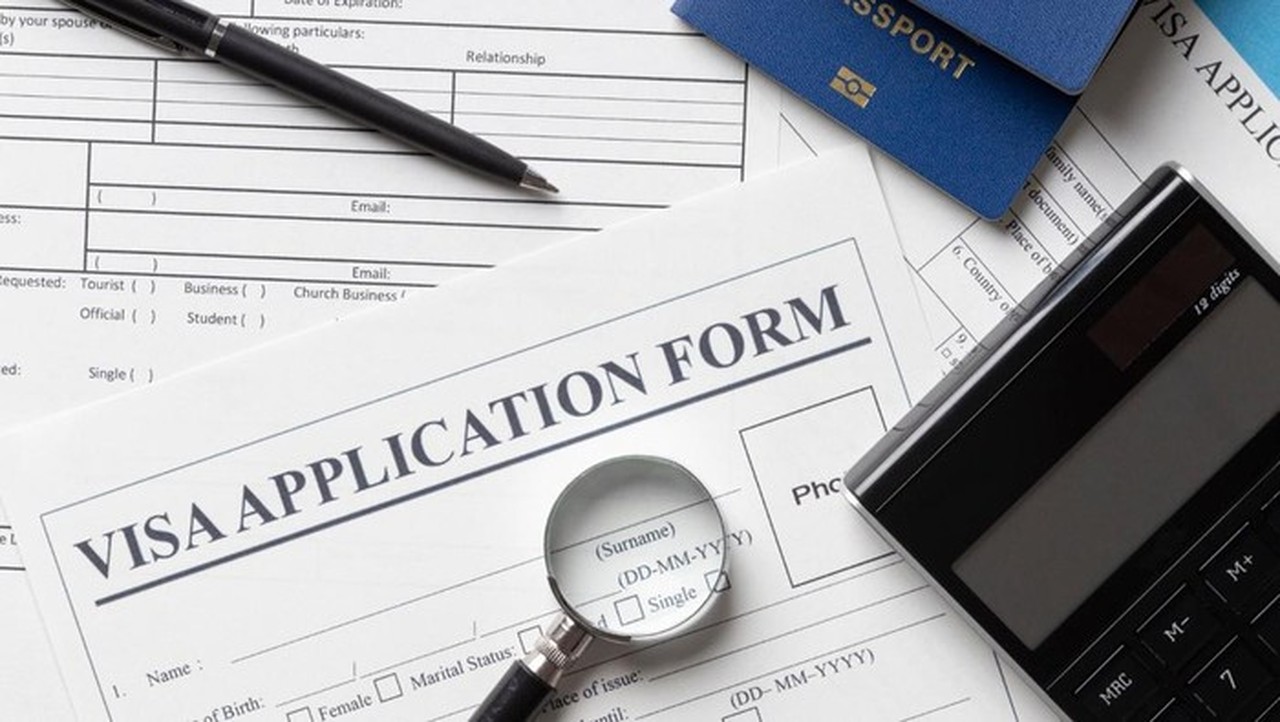 Global Citizen of Indonesia vs. Golden Visa: Perbedaan Mendalam Izin Tinggal Jangka Panjang untuk WNA