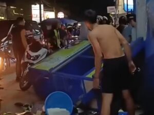Gerobak Nasi Goreng Terguling Akibat Ditabrak Motor Pelaku Tawuran di Depok, Tiga Orang Diamankan