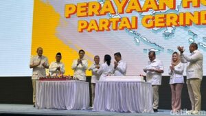HUT Ke-18 Gerindra: Dasco Beri Tumpeng ke Muzani, Titiek Soeharto Beri Kue ke Dasco