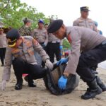 Polres Pandeglang Angkut Dua Truk Sampah dari Pantai Carita dalam Gerakan Indonesia Asri