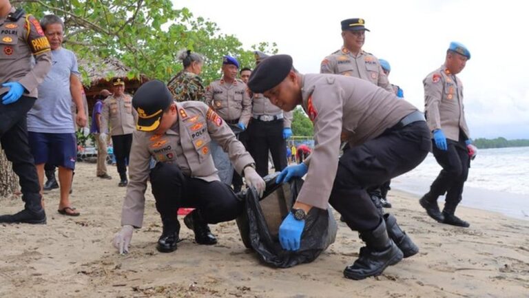 Polres Pandeglang Angkut Dua Truk Sampah dari Pantai Carita dalam Gerakan Indonesia Asri