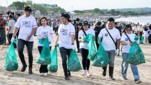 BRI Kumpulkan 931 Kg Sampah dalam Aksi Bersih Pantai Kedonganan Bali