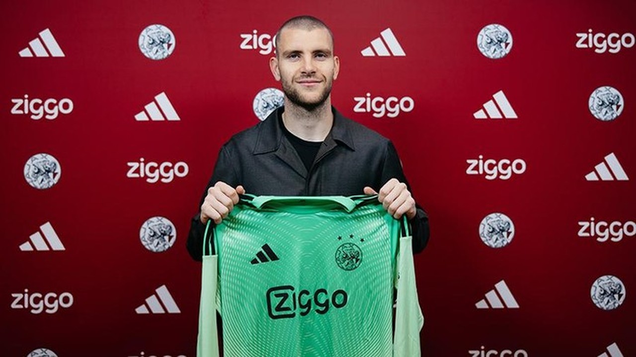 Maarten Paes Terganjal Izin Kerja, Debut di Ajax Tertunda Pekan Ini