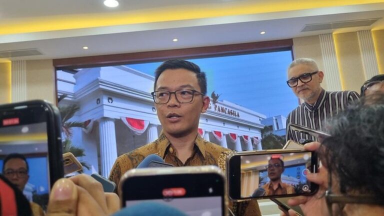 Atribut Partai Gerindra Ganggu Pengguna Jalan, Sekjen Minta Maaf dan Perintahkan Pencabutan