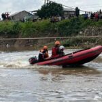 Pria Tercebur ke Kali Bekasi, Tim SAR Gabungan Lakukan Pencarian Intensif di Sukawangi