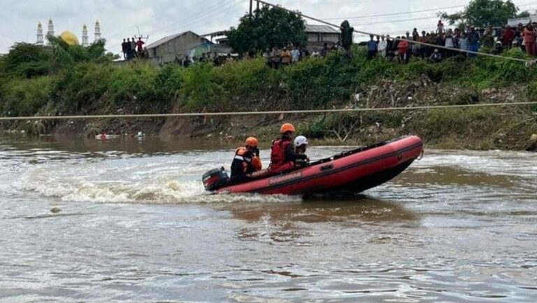 Pria Tercebur ke Kali Bekasi, Tim SAR Gabungan Lakukan Pencarian Intensif di Sukawangi Pria Tercebur ke Kali Bekasi, Tim SAR Gabungan Lakukan Pencarian Intensif di Sukawangi