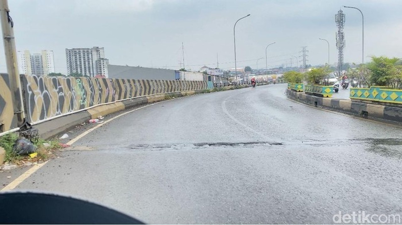 Warga Keluhkan Lubang Flyover Ciputat, Minta Segera Diperbaiki Demi Keselamatan Pengendara