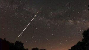 Puncak Hujan Meteor Alpha Centaurid 8 Februari 2026: Waktu Terbaik Menyaksikannya di Indonesia