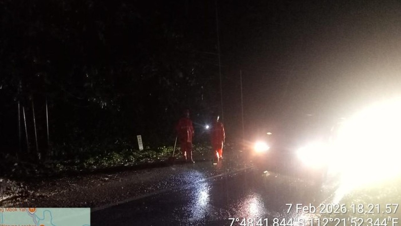 Tebing Longsor di Ngantang Tutup Separuh Jalan, Akses Malang-Kediri Berlakukan Buka Tutup