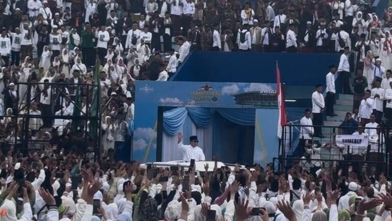 Prabowo Hadiri Perayaan Satu Abad NU di Malang, Disambut Meriah Ribuan Jemaah