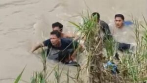 Tiga Warga Kendal Hanyut Saat Arung Jeram Pakai Ban, Dua Selamat dan Satu Hilang