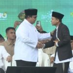 Momen Unik Prabowo Beri ‘Koin Presiden’ ke Qori Terbaik di Acara 1 Abad NU Malang