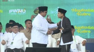 Momen Unik Prabowo Beri ‘Koin Presiden’ ke Qori Terbaik di Acara 1 Abad NU Malang