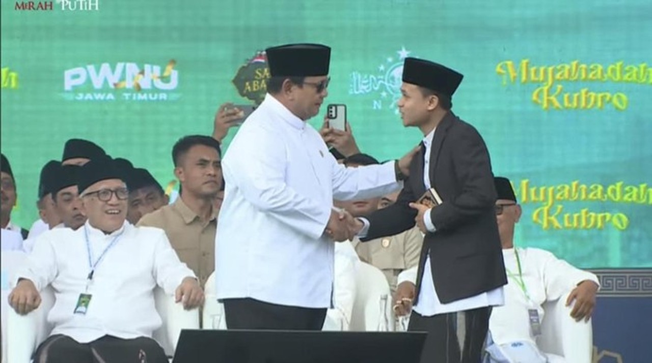 Momen Unik Prabowo Beri ‘Koin Presiden’ ke Qori Terbaik di Acara 1 Abad NU Malang
